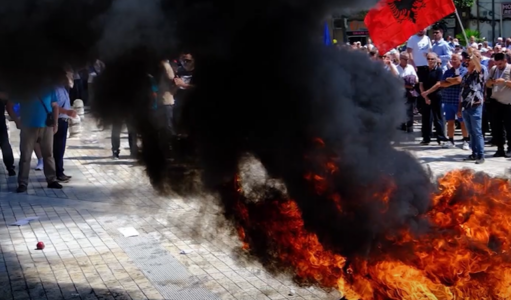 ‘Jemi luanët e Sali Berishës’: Protestuesit e dhunshëm të ‘non grata’ plagosin dy policë