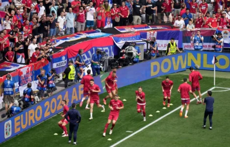 Flamuj anti-Kosovë sërish në stadiumin ku luan Serbia