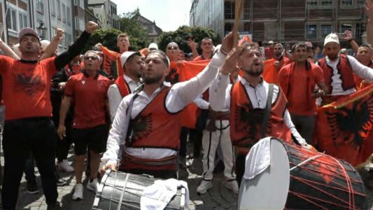 Këngë e valle në Dyseldorf, tifozët shqiptarë bëjnë për vete edhe spanjollët