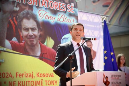 Krasniqi për shtatoren e Tony Blair në Ferizaj: Simbolizon miqësinë e përjetshme