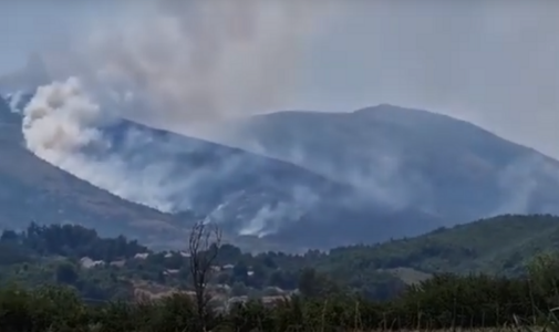 ​Zjarri në një fshat të Gjakovës nuk ndalet që 5 ditë, banorët ankohen për erën e keqe