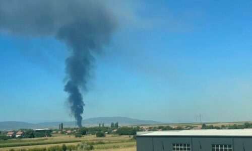 Digjet një depo në Miradi të Fushë Kosovës, tymi i zi shkon në qiell, s’ka të lënduar