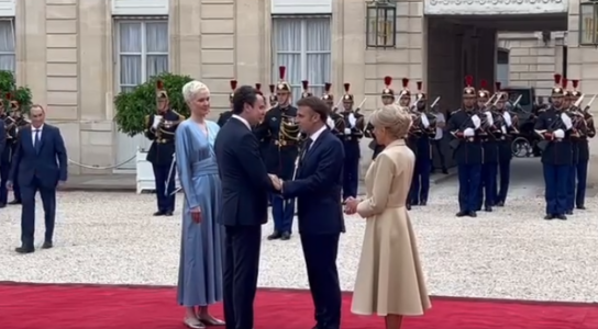 Kurti me bashkëshorten në Paris, Macron dhe zonja e tij i presin në Elysse para ceremonisë së Lojërave Olimpike