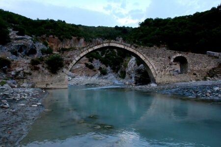 Reshje të rrëmbyeshme shiu, shpëtohen 7 turistë të bllokuar në kanionin e Langaricës në Shqipëri