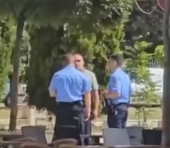 “Ky a është kryetar komune a komandant i Policisë”, Bulliqi shihet teksa fjaloset me dy policë në Podujevë (VIDEO)