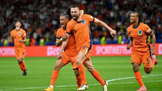 Holanda mposht me përmbysje Turqinë në Berlin dhe shkon në gjysmëfinale të EURO-s