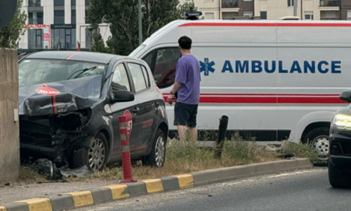 Vetaksident trafiku në Prishtinë, ambulanca në vëndin e ngjarjes