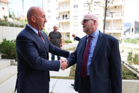 Hapen zyrat e reja të AAK-së, mysafiri i parë i Haradinajt ishte ambasadori Hovenier