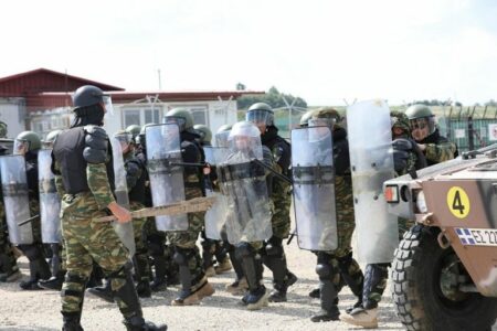 Ushtaret grekë të KFOR-it e mbajnë stërvitjen për kontrollin e trazirave në kampin e Novosellës