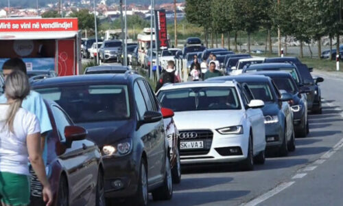 Shkon 1500 metra kolona te Dheu i Bardhë, bashkëatdhetarët po presin deri në dy orë