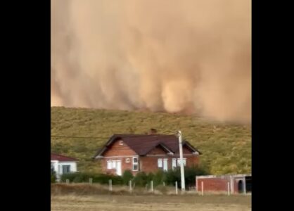 Pamje nga zjarri i madh në Sferkë të Klinës, shumë afër shtëpive