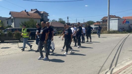 Me flamuj e mbishkrime glorifikuese, mblidhen qytetarët për t’i dhënë lamtumirën e fundit Faton Hajrizit