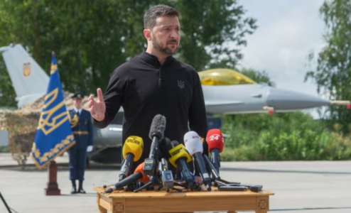 Pilotët ukrainas kanë filluar të fluturojnë me avionët luftarakë F-16 të prodhuar nga ShBA-ja, njofton Zelensky