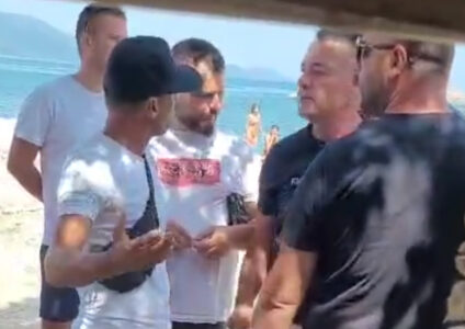 Pronari i Hotel Regina ia fut grusht qytetarit që ankohet për plazhin (Video)