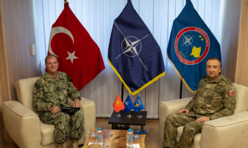 Admirali amerikan i NATO-s Munsch në Kosovë pas shefit të CIA-s: Stabiliteti dhe siguria në rajon, mbështetja e Dialogut të lehtësuar nga BE