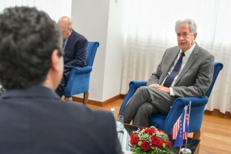 Kur do t’i shohim efektet e vizitës së shefit të CIA-s? – Presidentja nuk njofton shumë për takimin, ndërsa Kurti pak më i gjatë