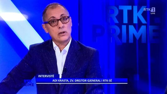 Intervista boshe e Adi Krastës në RTK – Doli të flasë për lajmin e rremë kundër Periskopit, përfundoi duke përmendur urinën