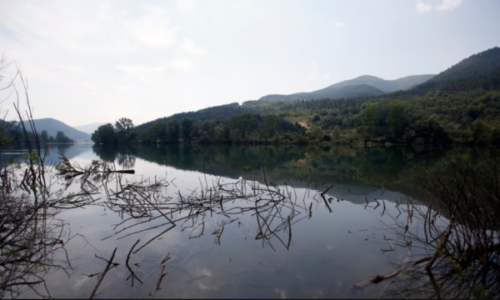 Fundoset një anije me emigrantë në lumin Drina, gjenden 18 persona, po kërkohen edhe 7 të tjerë