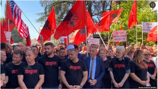 Shqiptarët e Luginës protestuan për “identitet dhe dinjitet”