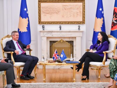 Osmani prej takimit me ambasadorin britanik i çon ‘selam’ Kurtit: Hapja e Urës duhet të bëhet në koordinim me partnerët tanë të sigurisë