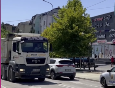 Ura e Ibrit po testohet me kamionë të peshave të rënda, KFOR’i e përcjell situatën