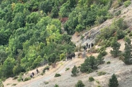 Daut Haradinaj publikon foto të terroristëve që i eliminoi Policia e Kosovës një vit më parë në Banjskë