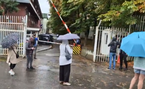 Lirohen dy politikanët serbë që u arrestuan sot në veri, raportohet se u gjobiten për prishje të qetësisë publike