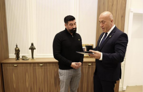 Haradinaj takon Medën, e nderon me medalje për kontributin e dhënë