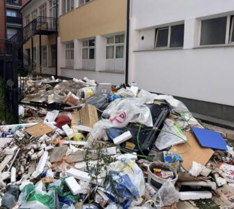 Azemi i LDK-së publikon pamje nga shkollat në Ferizaj: Ngjajnë me gërmadha e deponi mbeturinash