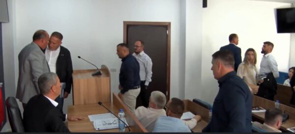 Gati u përplasën fizikisht – Momenti kur asambleisti i LDK’së i afrohet Bulliqit (VIDEO)