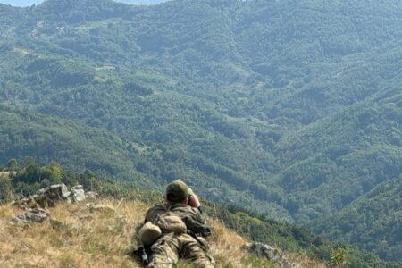 Ushtarët letonezë të KFOR-it patrullojnë në Zubin Potok: Në mbështetje të sigurisë në mbarë Kosovën