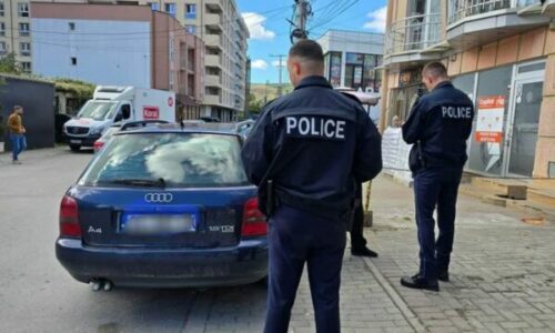 Policia në Shtime me aksion për të larguar veturat nga trotuaret