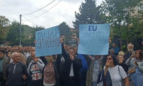 Serbët lokalë protestojnë para stacionit të Policisë në Veri, me fishkëllima kërkojnë lirimin e 4 të arrestuarve