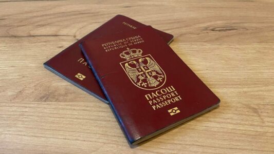 Serbët e Kosovës me pasaporta të Serbisë nga sot mund të udhëtojnë pa viza në BE