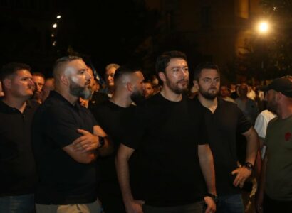 Shkëlzen Berisha në protestë, i rrethuar me një tufë badigardësh