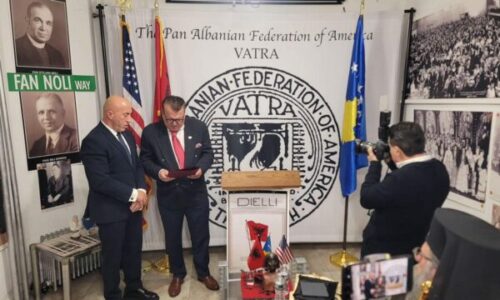 Haradinaj në New York, merr titullin anëtar nderi i përjetshëm i Federatës ‘VATRA’