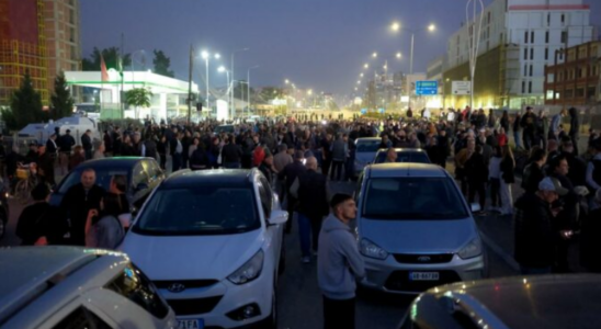 Protestë në Shqipëri, opozita bllokon rrugët