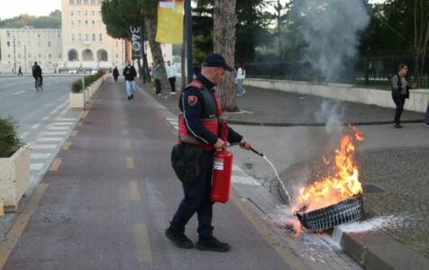 Shqipëri/ Protestuesit përplasen me policinë, hedhin molotov drejt Kryeministrisë