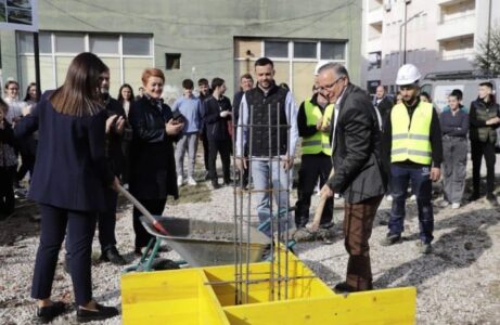 Hamza vë gurthemelin e një çerdheje në Mitrovicë: Nuk bëj premtime që nuk mund t’i realizoj