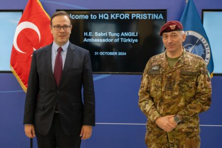 Komandanti i KFOR-it takon ambasadorin turk, flasin për sigurinë në Kosovë dhe dialogun