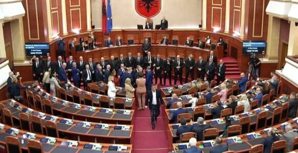 Kaosi dhe tensionet në Kuvend, 23 deputetë të opozitës në Shqipëri dërgohen në prokurori