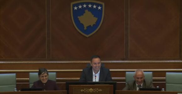 Gashi i përmend Konjufcës se u është marrë një deputet, ai ia kthen “Na ke ndihmu, bravo të qoftë”