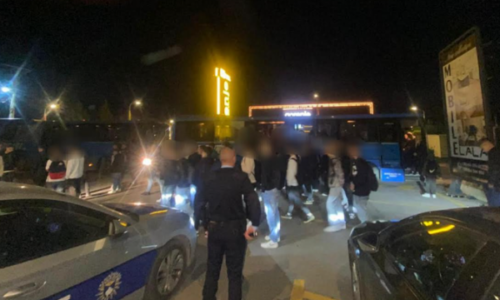 Policia kontrollon një autobus me nxënës në Ferizaj, gjen armë, thika dhe boks hekuri