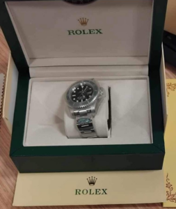 Ora Rolex dhe iPhonë të fshehur, dogana kap mall me vlerë në aeroportin e Prishtinës