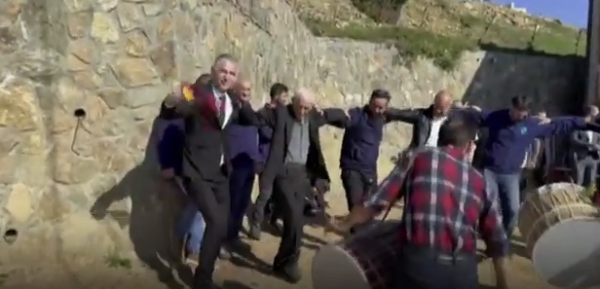 Zgjedhjet afër: Hysen Durmishi i’a hedh valles popullore me tupana (VIDEO)