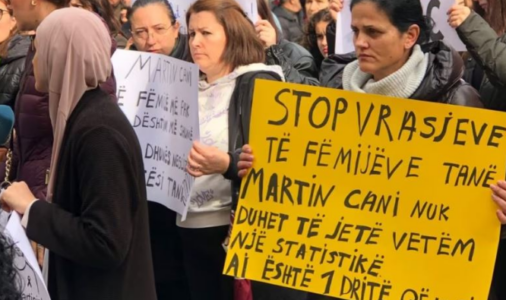 “Sot Martini, nesër fëmija yt” – qytetarët e Shqipërisë protestojnë pas vrasjes së 14-vjeçarit në Tiranë