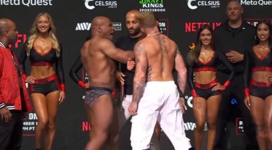 Mike Tyson e godet Jake Paulin në matjet zyrtare para meçit