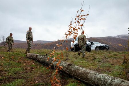 KFOR-i amerikan patrullon vijën kufitare në veri