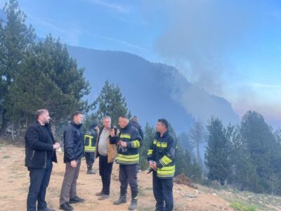 Qe tri ditë situatë e rënduar nga zjarri në bjeshkët e Lubeniqit