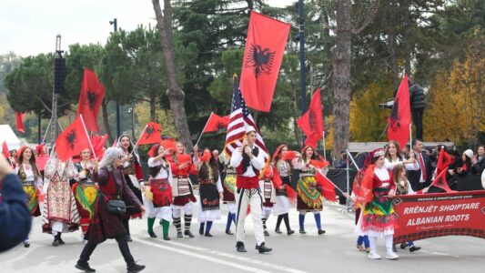 112-vjetori i Pavarësisë: Tirana kuq e zi, nis Parada e Shqiptarëve